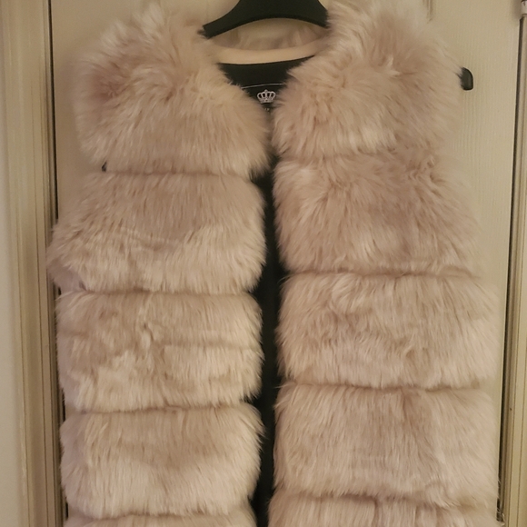Luxurious Faux Fur Vest - Picture 7 of 12